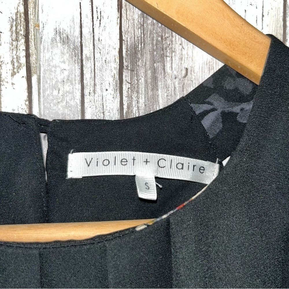 Violet + Claire Black Floral Sleeveless Blouse - Picture 4 of 4